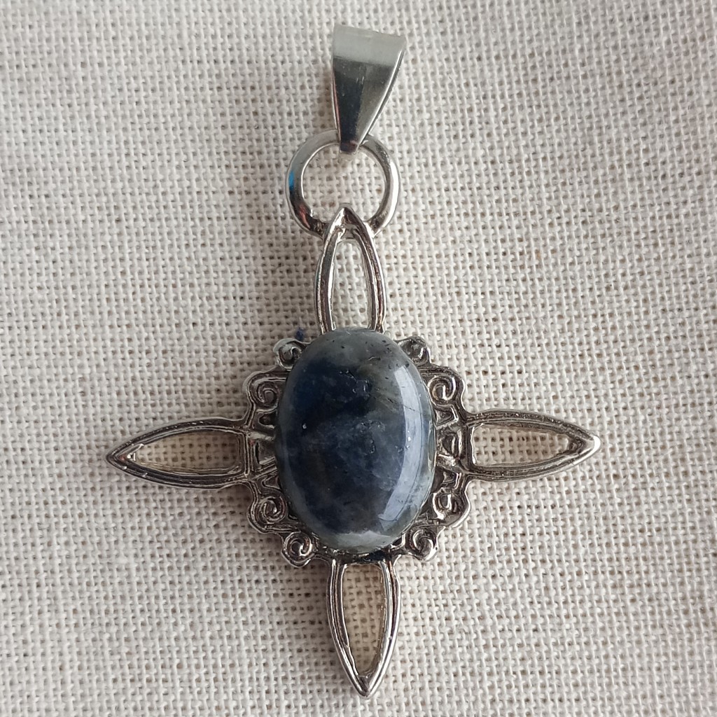 Dije nudo de bruja con piedra rolada