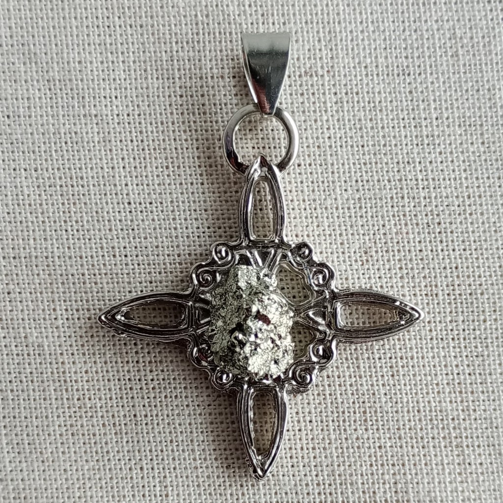 PIR-1 Dije nudo de bruja con piedra en bruto