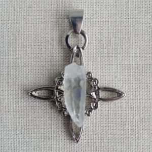 Dije nudo de bruja con piedra en bruto