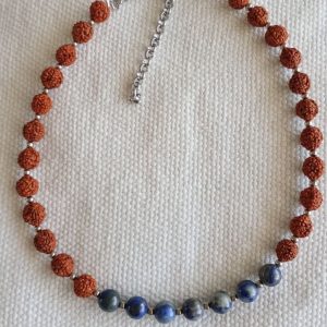 Collar regulable de rudraksha y lapislázuli