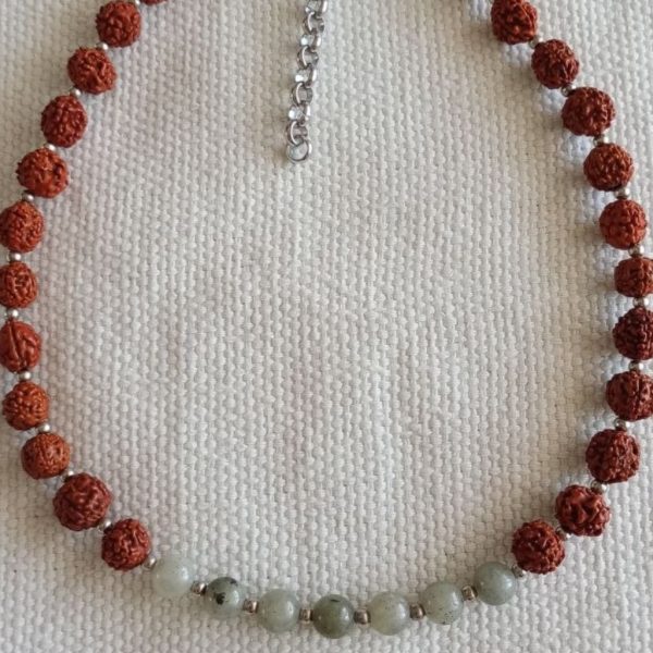 Collar regulable de rudraksha y labradorita