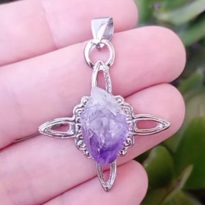 Dije nudo de bruja con piedra en bruto