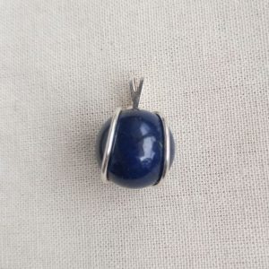 Dije bolita grande con alambre